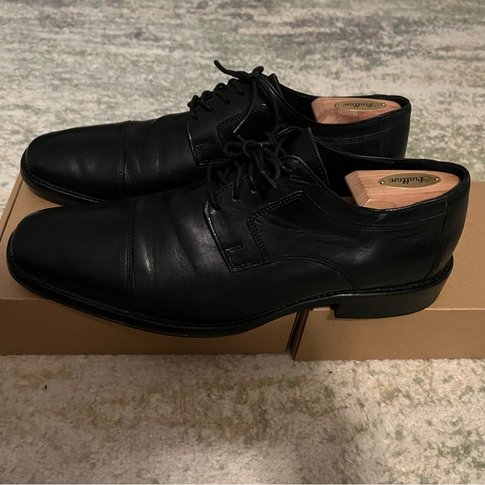 Classic Black Leather Men's Dress Shoes - Picture 2 of 8